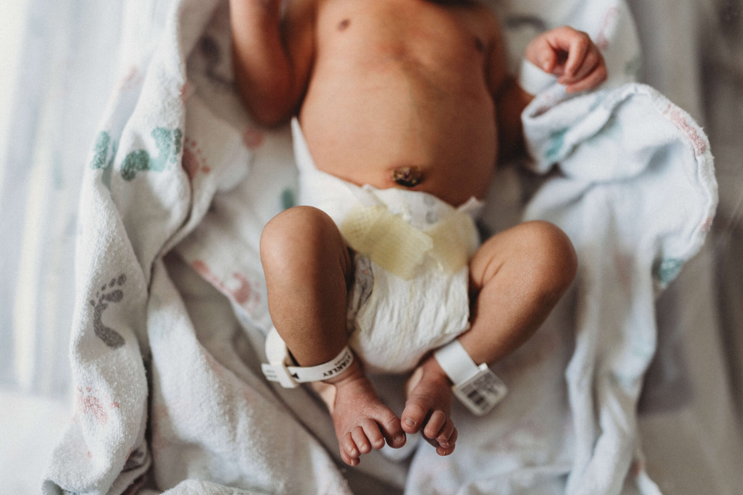 Fresh 48 newborn session at Piedmont Atlanta Hospital featuring baby feet in hospital bassinet